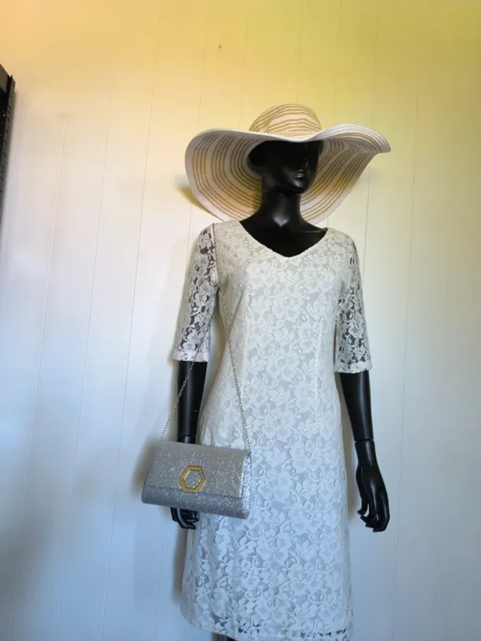 Robe en dentelle blanche 100 846