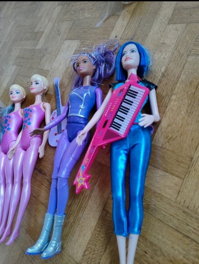 7 poupées  Barbies et autres poupées rock - photo numéro 6