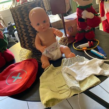 Poupée Famosa tenues et trousse de secours