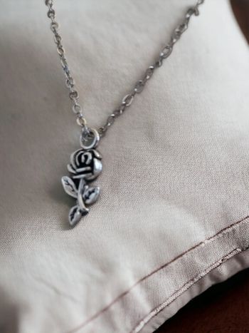 Collier pendentif rose
