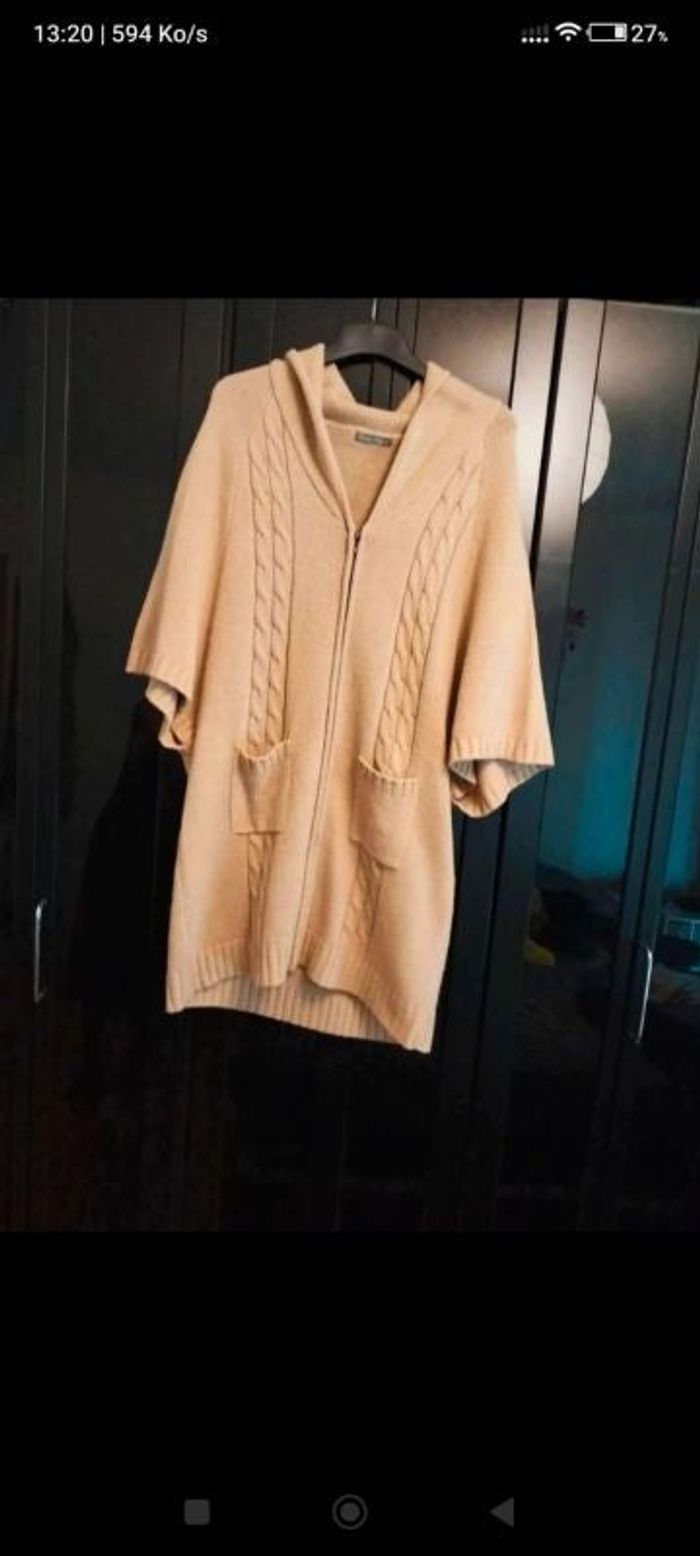 Gilet, manches trois-quarts, peut se ceinturé et se transformer en jolie robe