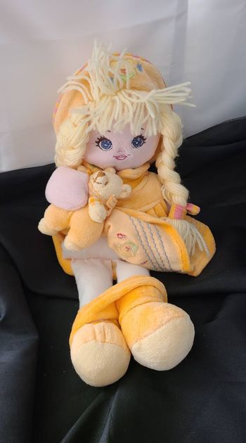 Doudou poupée orange, ours dans ses bras, tresses jaunes, MGM, Dodo d'amour
