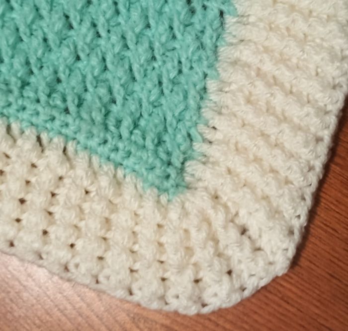 Couverture bébé Cœur Pistache-Vanille fait main au crochet - photo numéro 3