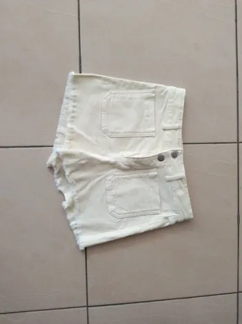 Short jaune pale