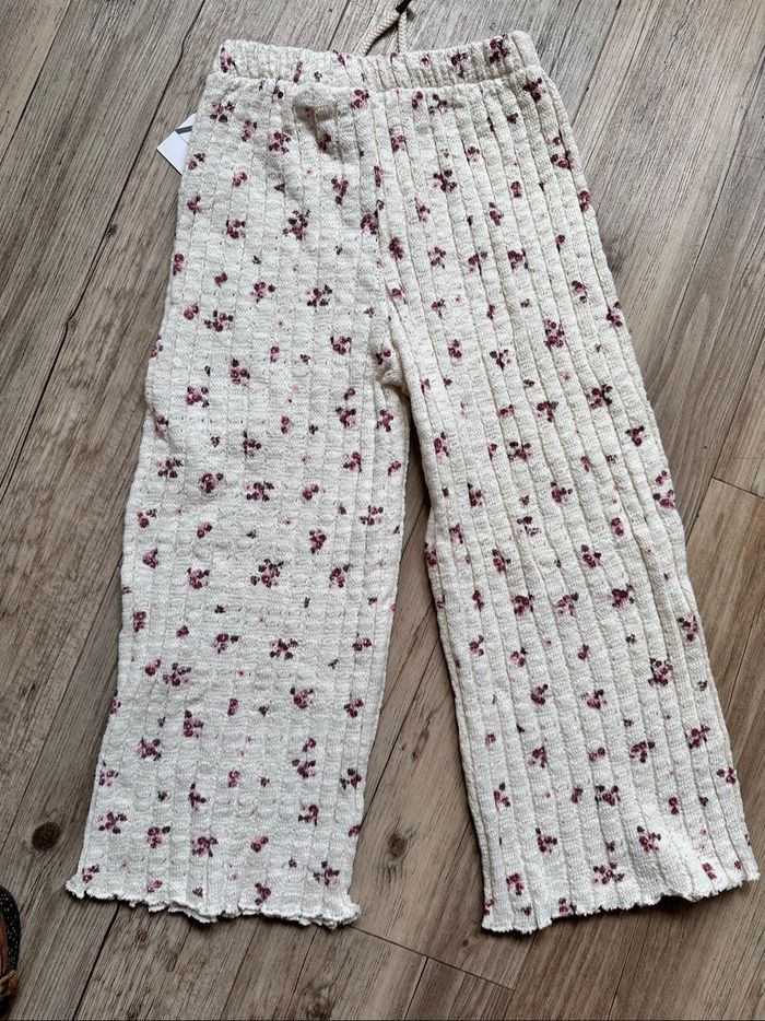 Pantalon beige à fleurs Zara 4/5 ans neuf - photo numéro 3