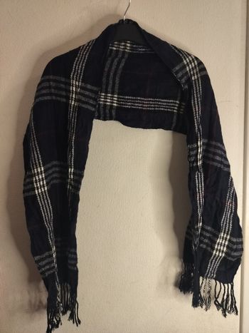 Écharpe à carreaux noir et blanc