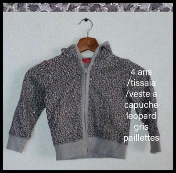 4 ans tissaia veste grise zippé a capuche leopard  toutes saisons /très bonne état