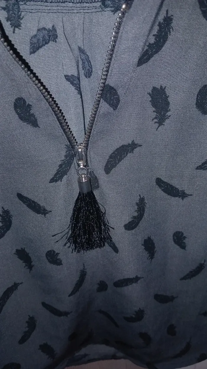 Joli Top gris motifs plumes noires - photo numéro 2