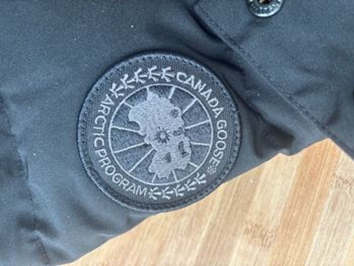 Canada Goose Wyndham black label en noir monochrome - photo numéro 3