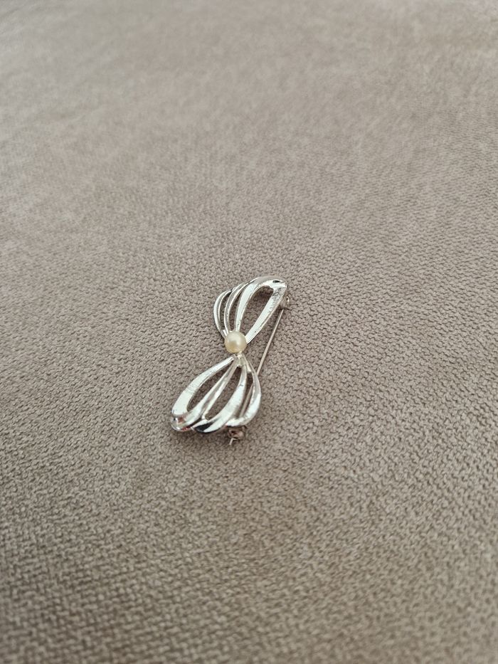 Broche vintage argenté motif noeud avec sa perle - photo numéro 5