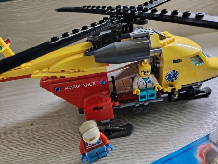 Superbe hélicoptère lego sauvetage - photo numéro 2