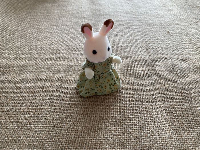 Figurine Lapin Sylvana maman chocolat robe verte à fleurs Sylvanian Families