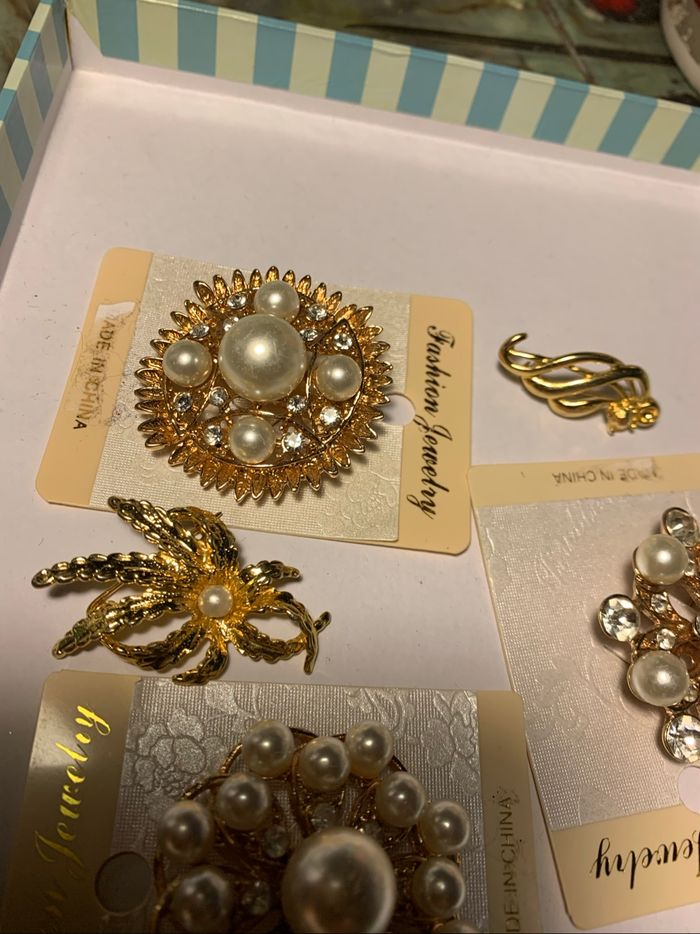5 broches dorées et strass - photo numéro 5