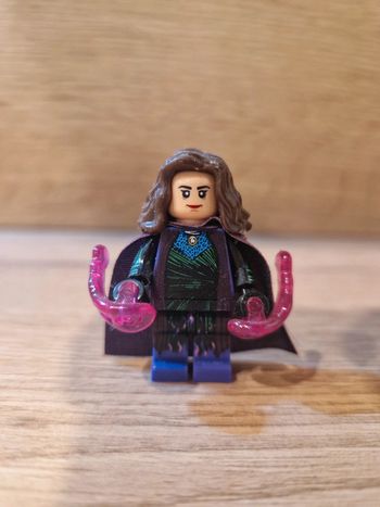 Figurine type lego personnage de la série sorcière rouge Wanda Marvel