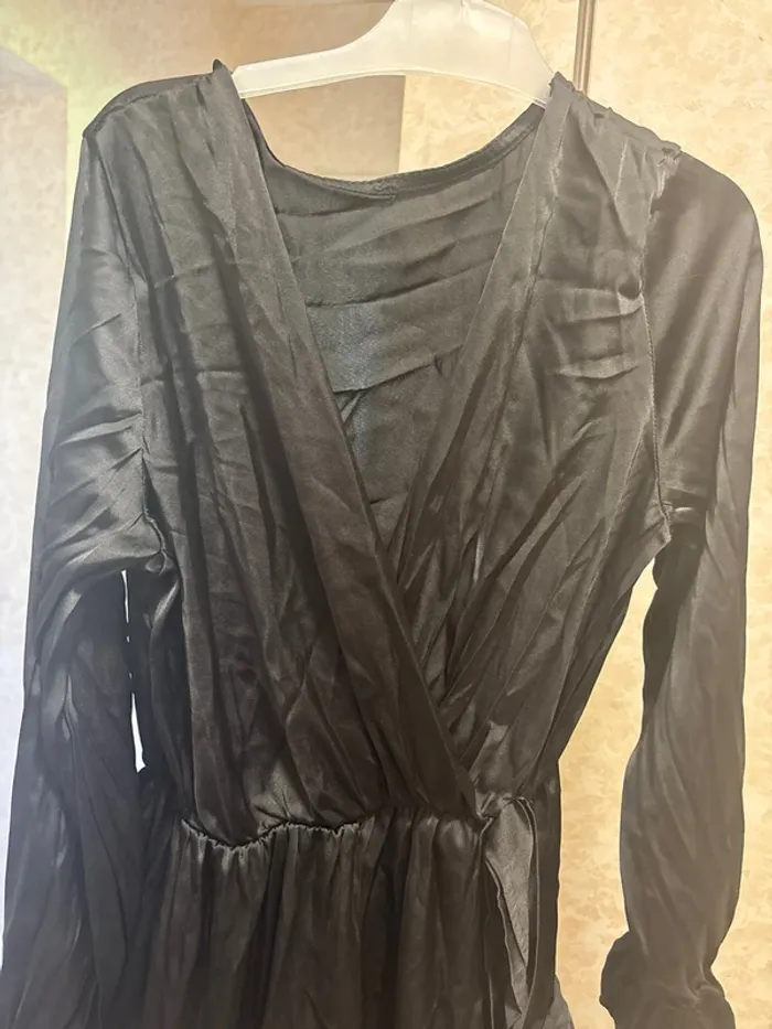 Robe  asymétrique noire taille  36 sans étiquette de taille - photo numéro 2