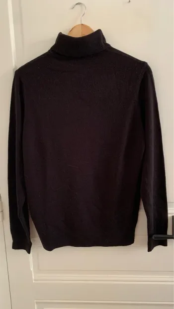 Pull col roulé noir