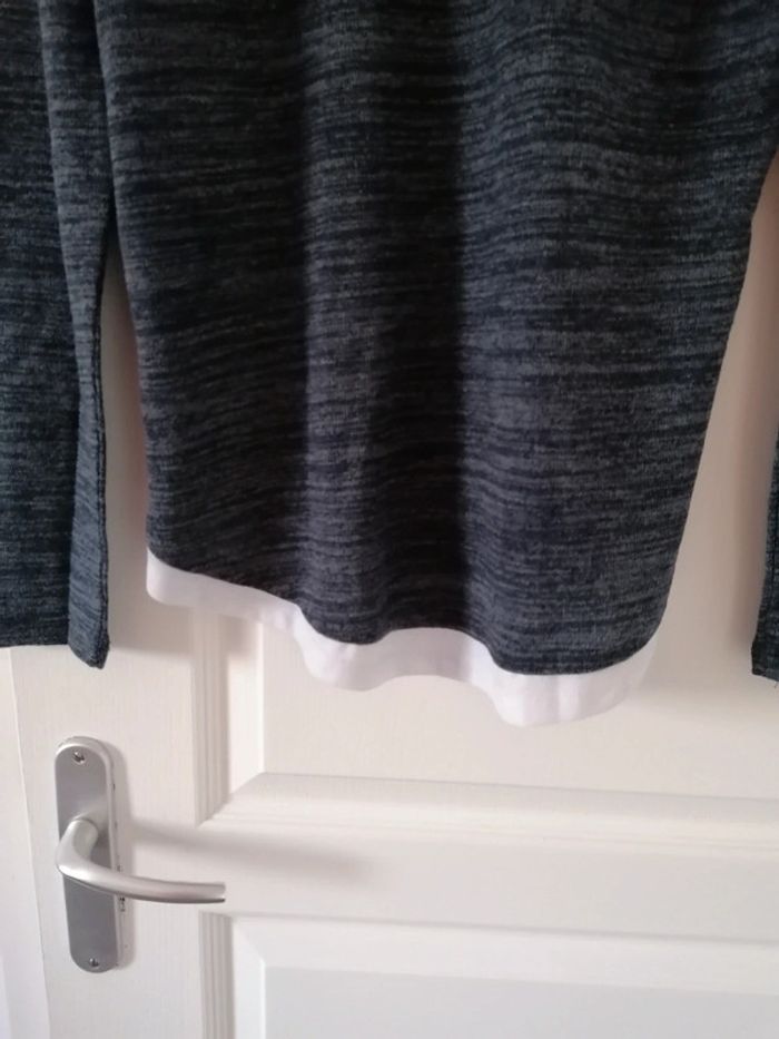 Pull effet tee-shirt dessous neuf avec capuche juste lavé taille L - photo numéro 4