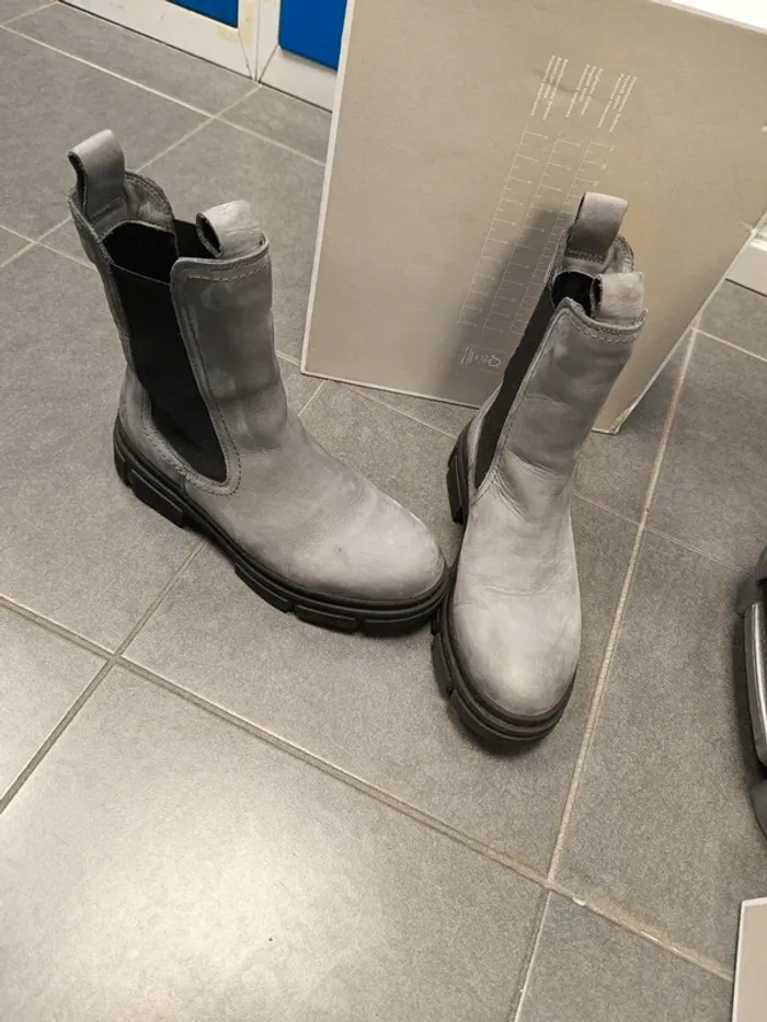 Boots grise en nubuc - photo numéro 2