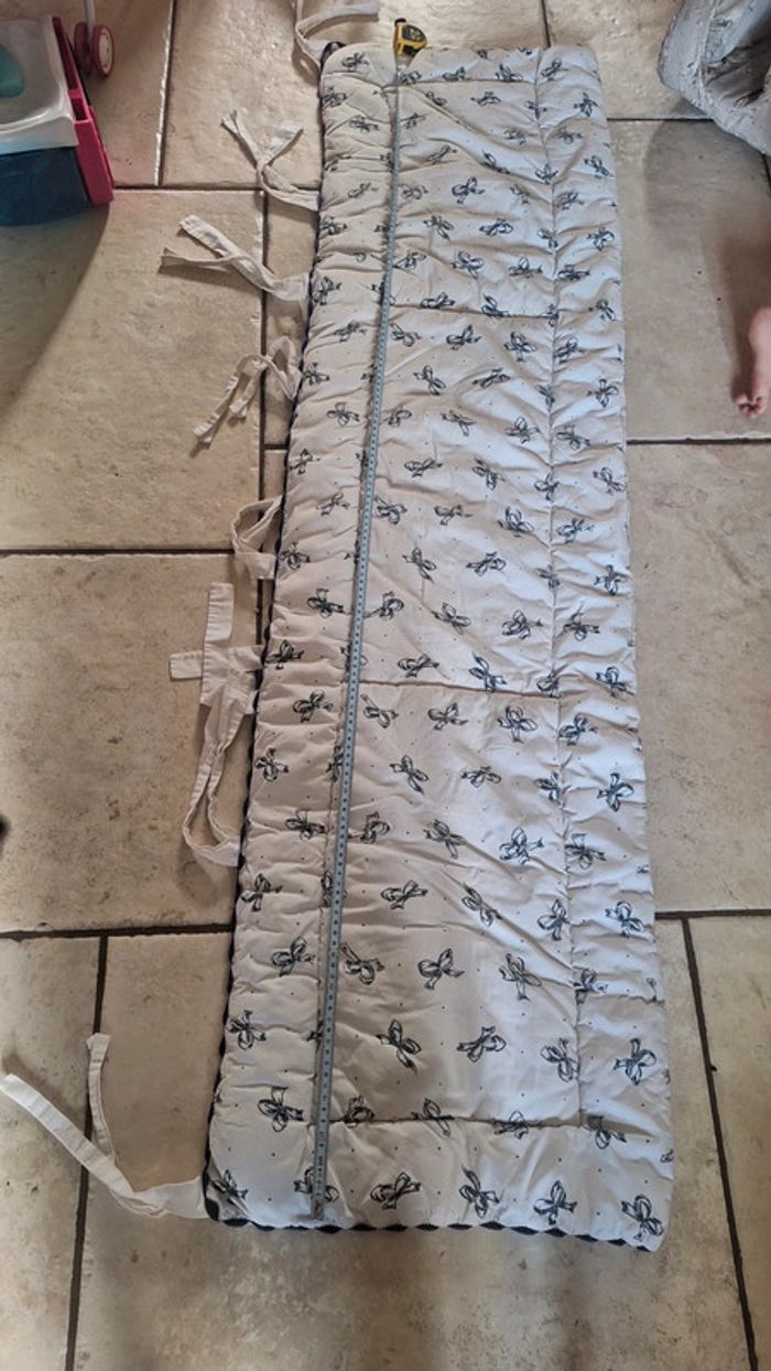 Tour de lit molletonné blanc motif noeuds