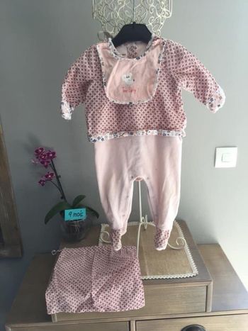 Pyjama dors bien + bavoir + sac fille 9 mois