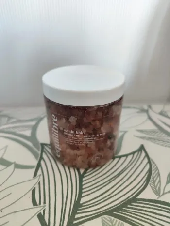 Equilibre sel de bain pétales de rose 300g valeur  22€  à utiliser 6 mois après ouverture