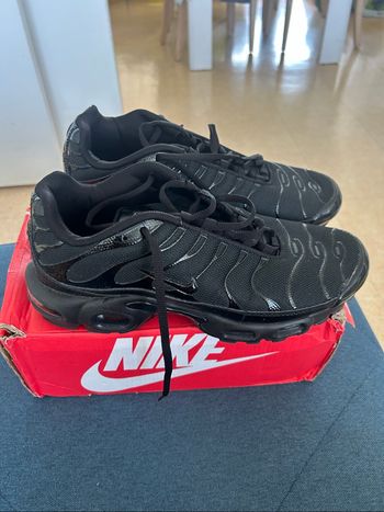 Baskets Nike TN taille 43 neuves jamais portées avec boîte