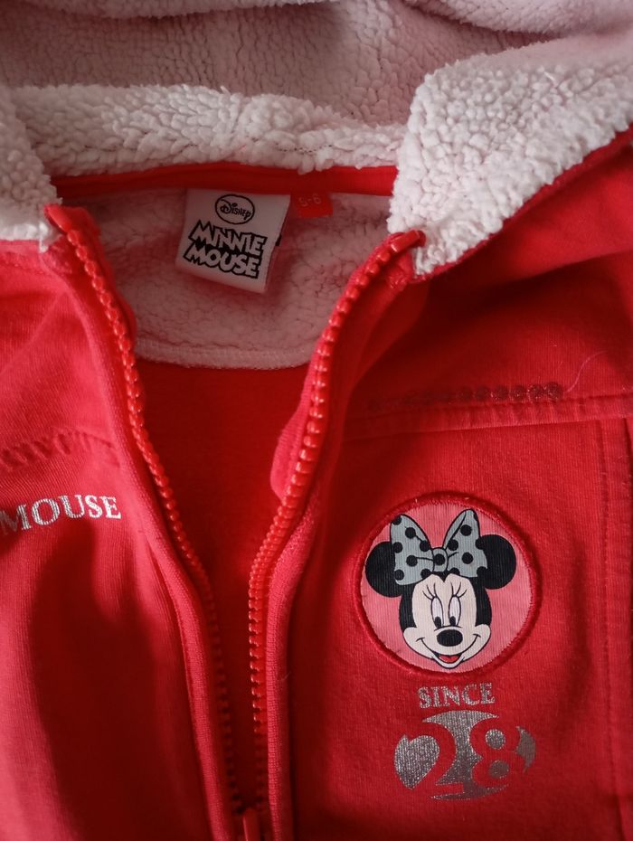 Sweat zippé avec capuche. 5/6 ans . 110/116 cm .Rouge .Noir gris ,rose, paillettes. Coton.  2 poches . Fermeture éclair métal.Disney Minnie Mouse.Très bon état. - photo numéro 7