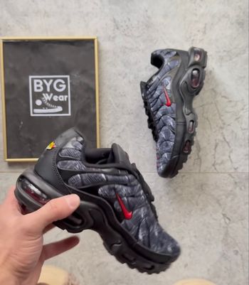 Tn noir et rouge taille 36 neuf 