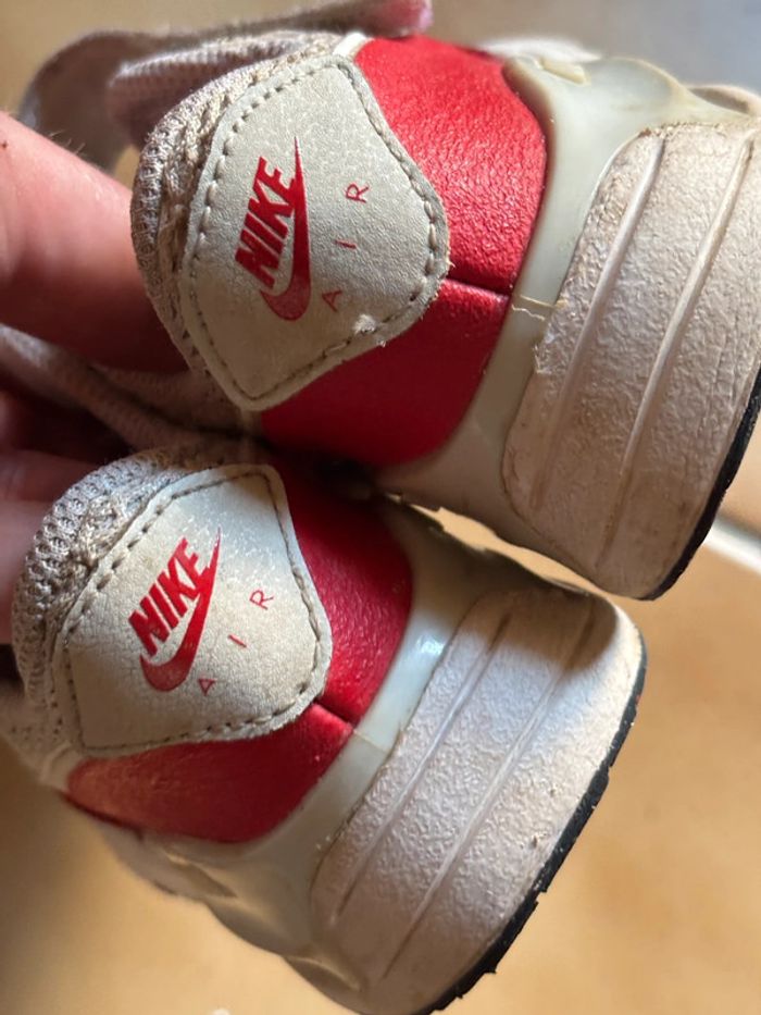 Belle paire de baskets Nike Air T. 25 garçon - photo numéro 6