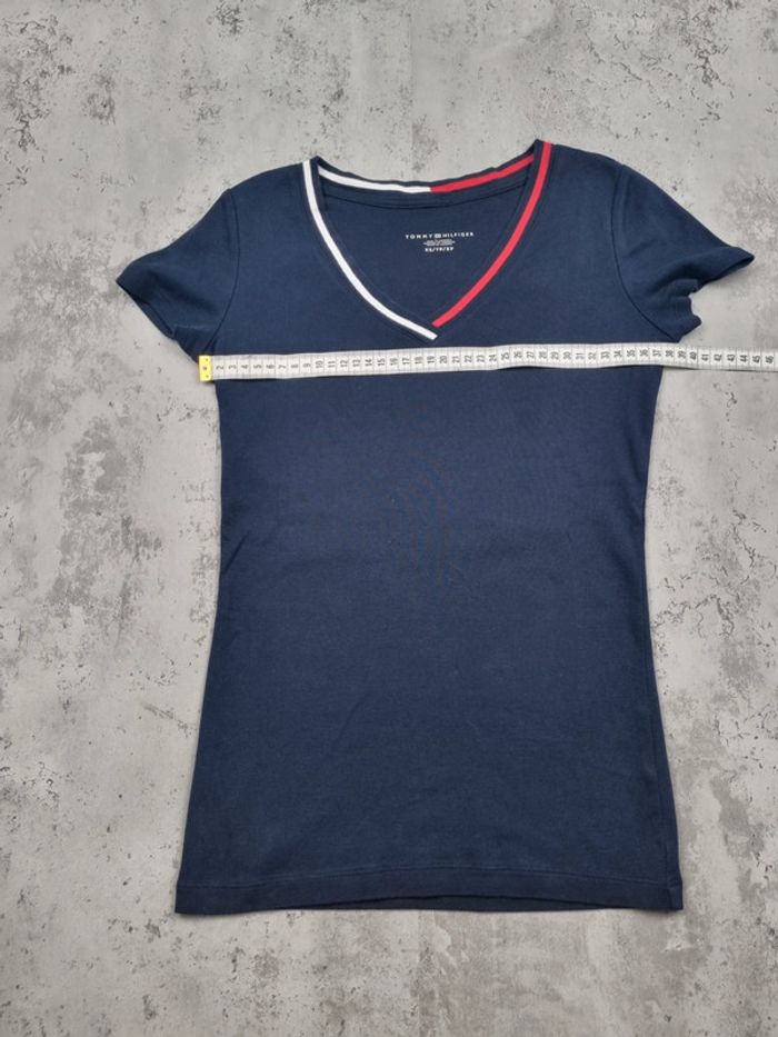 T-shirt Tommy Hilfiger col V bleu marine– Taille XS Femme (mesures en photos) - photo numéro 7