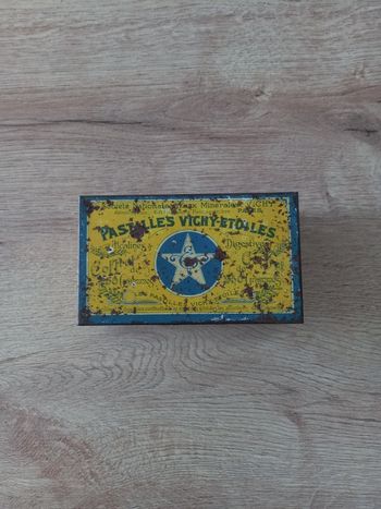 Boite ancienne en métal " Vichy Étoiles "
