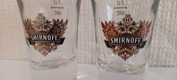 🎉 Lot de 4 Verres Shooter Smirnoff Dorés – Édition Collector ! 🎉 - photo numéro 3