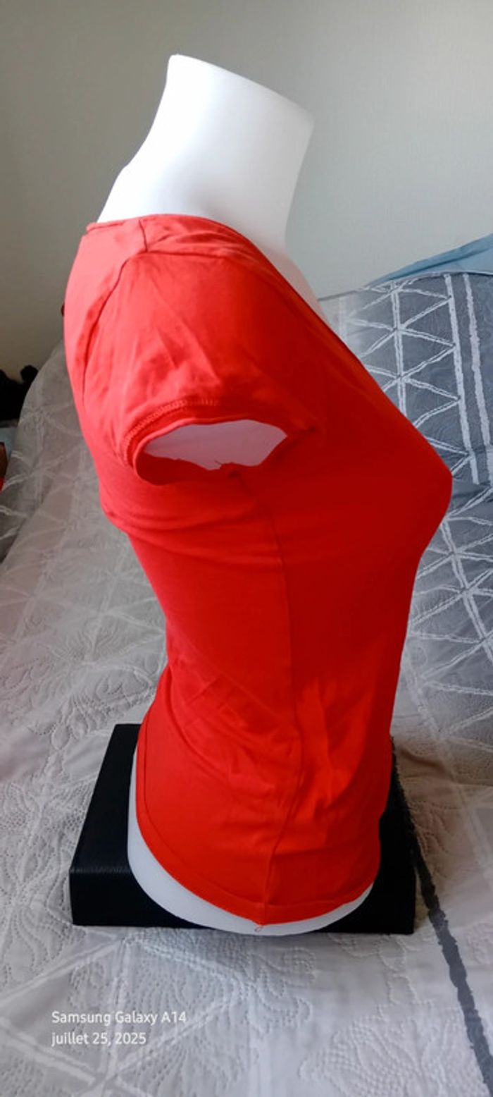Tee-shirt col V manches courtes moulant rouge orange femme M zara TRF - photo numéro 5