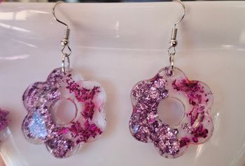 💜 Boucles d’oreilles fleurs scintillantes violet & rose – Résine élégante et lumineuse
