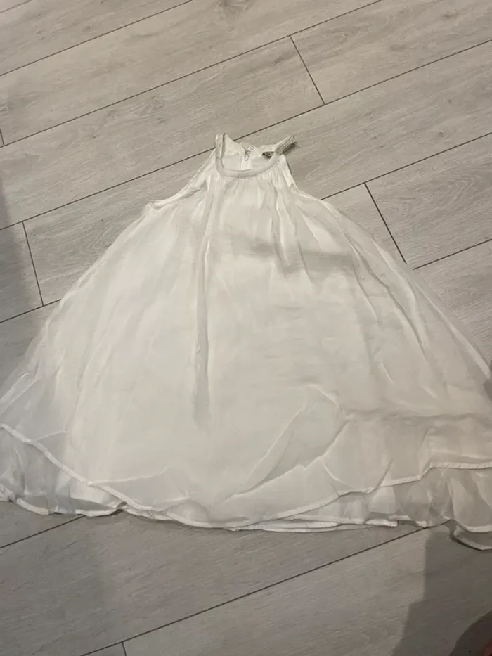 Robe blanche tape à l’œil