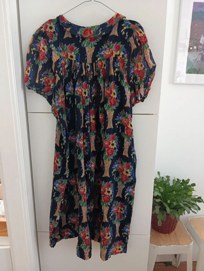 Robe vintage fleurie multicolore.
Fond noir. - photo numéro 3