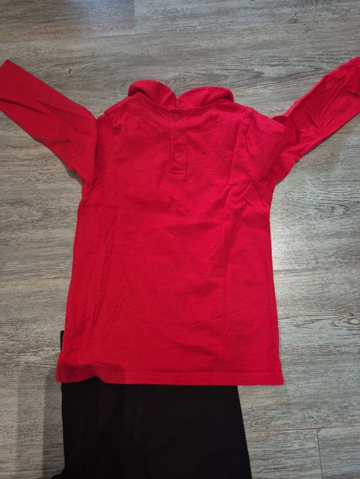 Tee shirt manches longues rouge et legging noir - photo numéro 4