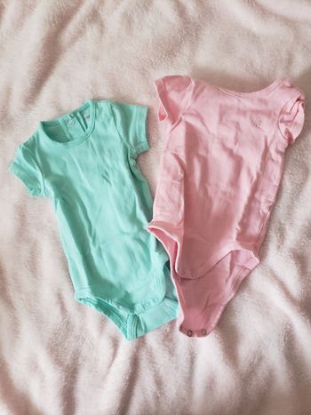 lot  2 bodies manches courtes