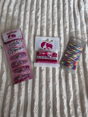 Pinces et élastiques pour cheveux neufs