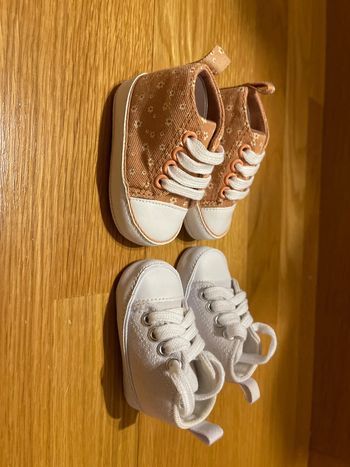 Lot de 2 paires de chaussures neuves taille 0-3 mois