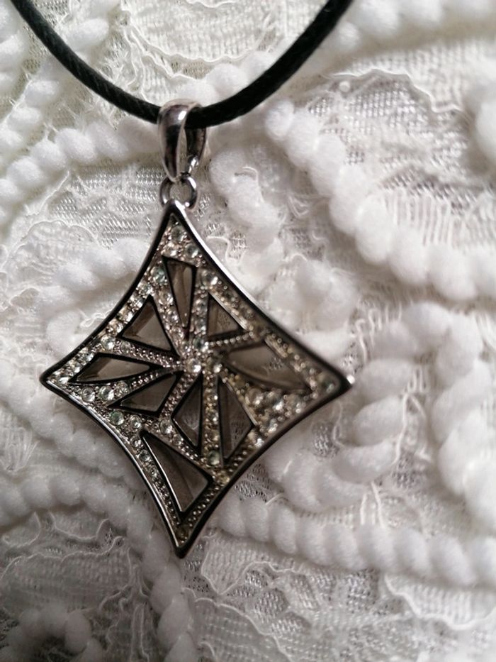 Pendentif losange en rodhium avec cristaux de Zwarovsky Pierre Lang