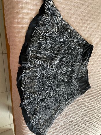 Jupe  courte évasée motifs  noirs et blancs 