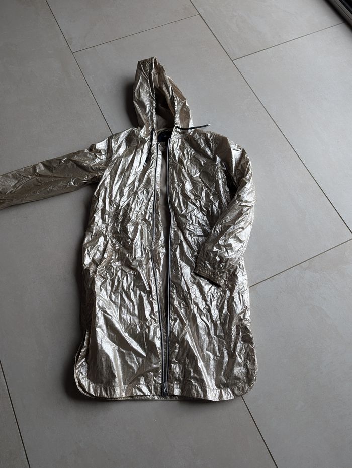 Veste de pluie dorée