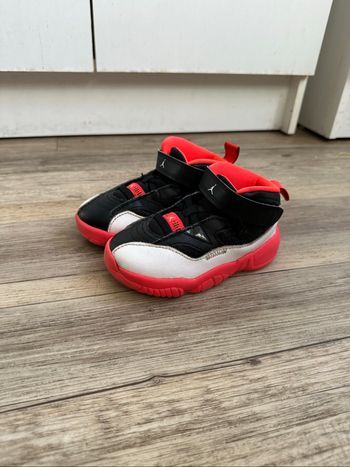 Baskets Jordan taille 25 rouge corail fille