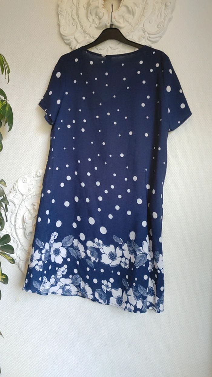 Petite robe bleue à motif fleur en très bon état très léger - photo numéro 4