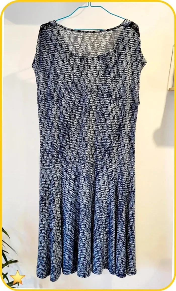 Robe fluide imprimée avec détails en dentelle – Très bon état - Bleu - Taille 40 - photo numéro 4