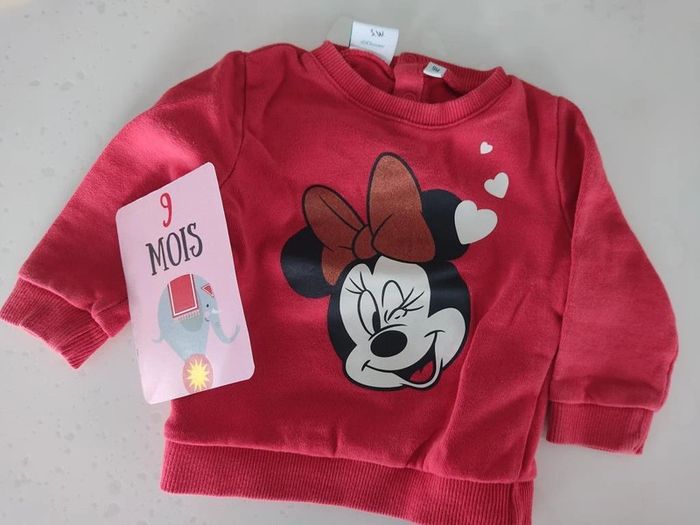 Sweat à paillettes taille 9 mois.