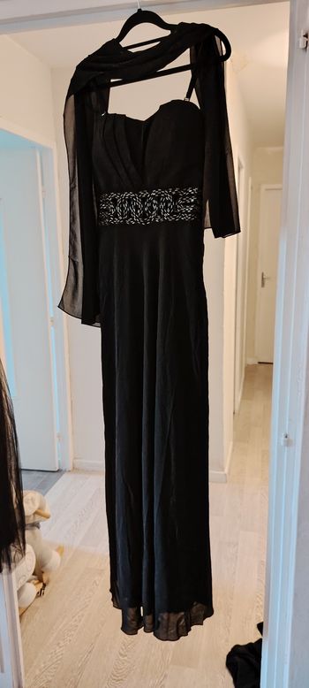 Robe de soirée neuve avec écharpe