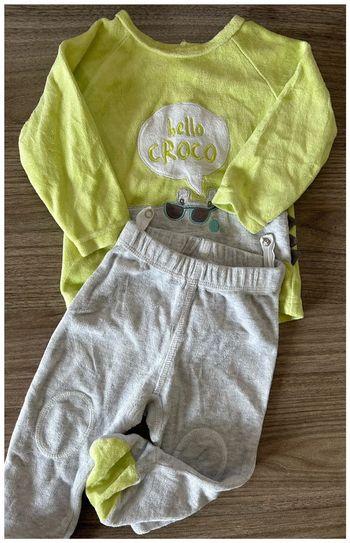 Pyjama 2 pièces vert et gris - taille 12 mois - en très bon état