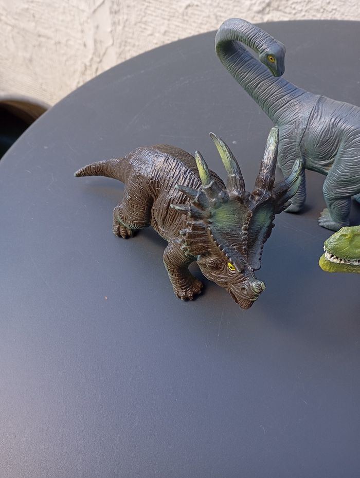 4 dinos plastique dur - photo numéro 2